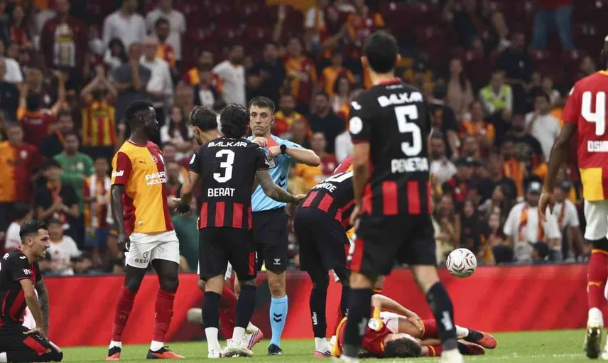 Süper Lig'in ilk kırmızı kartı Yunan futbolcuya gitti