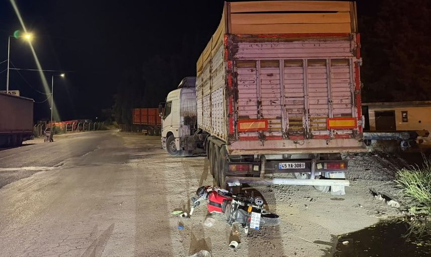 Manisa'da motosikletin tıra çarpması sonucu bir kişi hayatını kaybetti