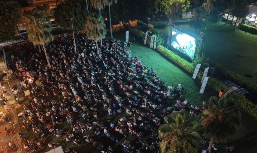 Mersin'de yıldızların altında çocuklara özel sinema keyfi