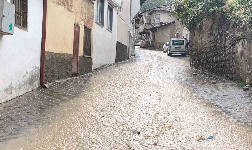 Tokat’ta ani sağanak yağış günlük yaşamı altüst etti