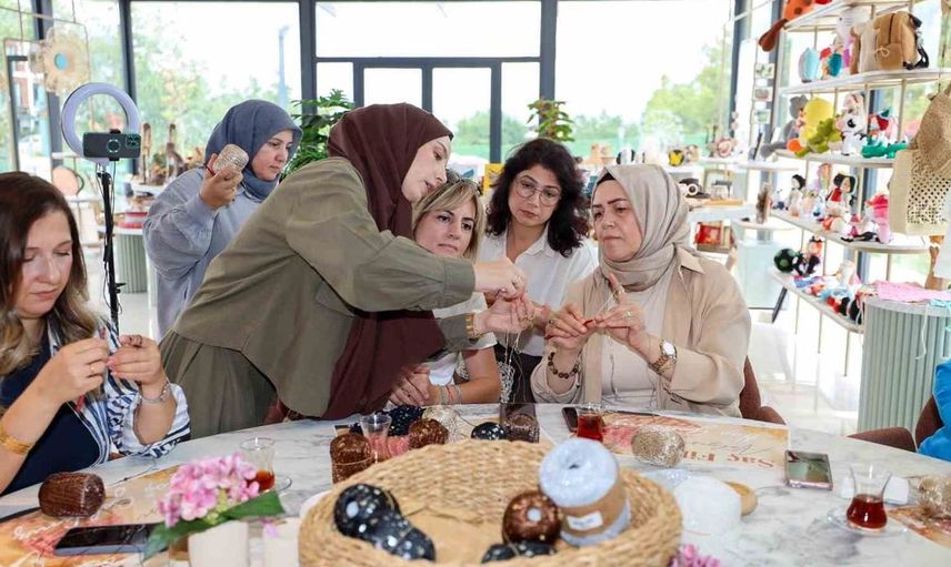 Başiskele'de kadınlar en trend aksesuarı üretiyor