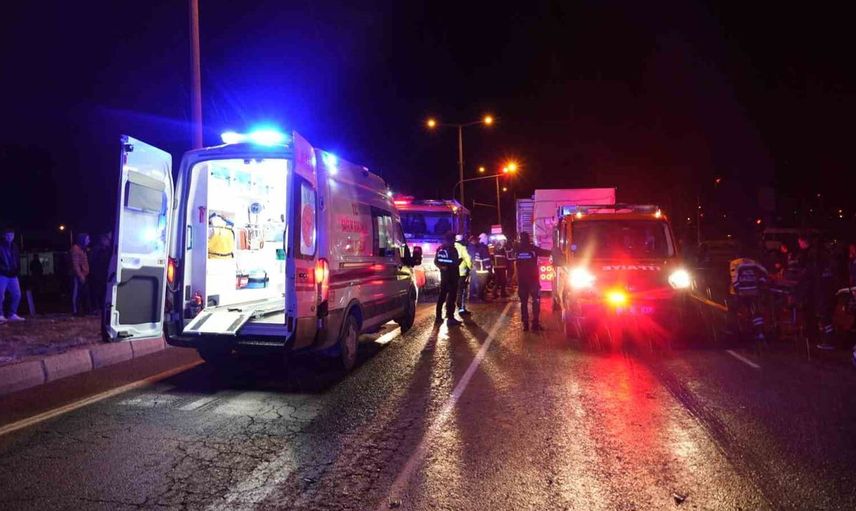 Niğde'de tır ve kamyonet çarpıştı: 1 kişi ağır yaralandı