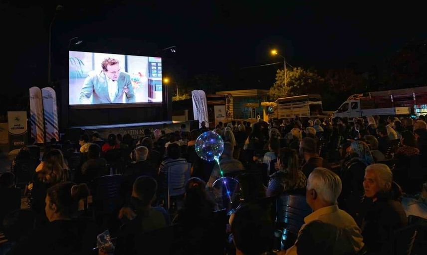 Arguvan'da açık hava sineması etkinliği: Yüzlerce kişi bir araya geldi