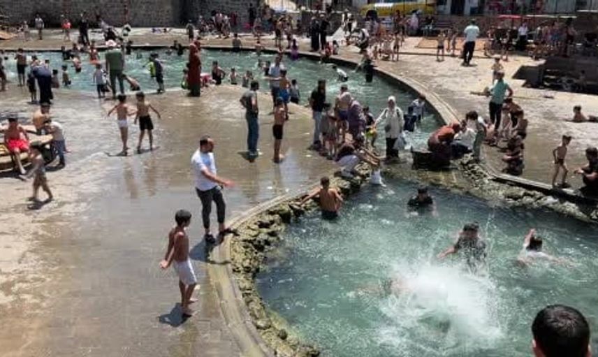 Diyarbakır'da çocuklar tarihi Anzele suyuna akın ediyor