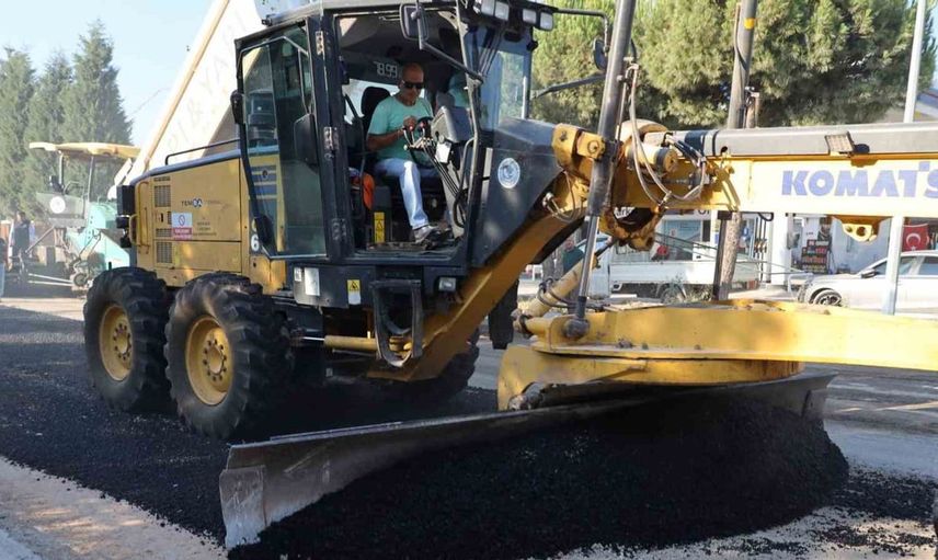 Söğüt’te asfalt serim çalışmaları başladı: Başkan Durgut uygulamanın başında