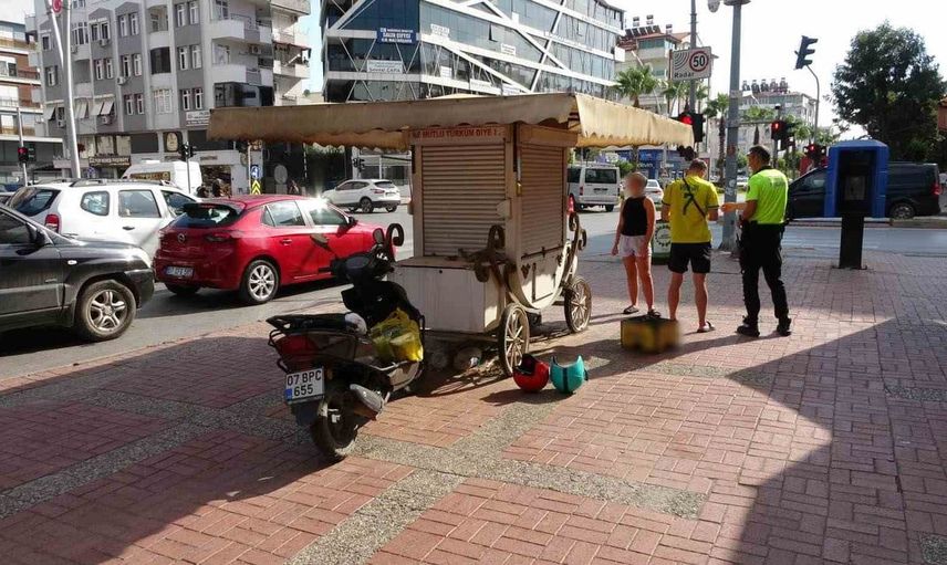 Kırmızı ışıkta bekleyen turistlerin motorsiklet kazası: Gülümsemeye dönüştü