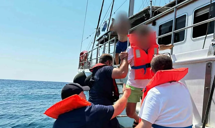 Marmaris açıklarında karaya oturan tekne kazasında 11 kişi kurtarıldı