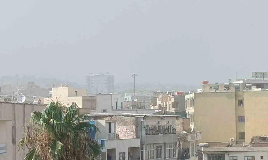 Şanlıurfa'da beklenmedik toz bulutu ile rüzgar etkili oldu