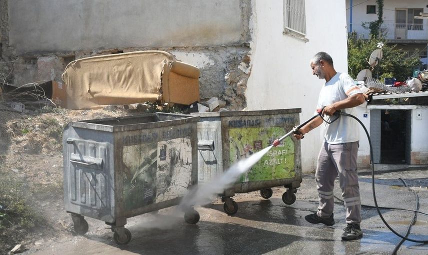 Kuşadası'nda temizlik seferberliği hız kesmeden devam ediyor