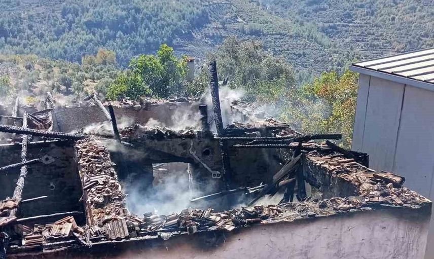 Aydın'da yangın tüm evi küle çevirdi: Olayla ilgili soruşturma başlatıldı