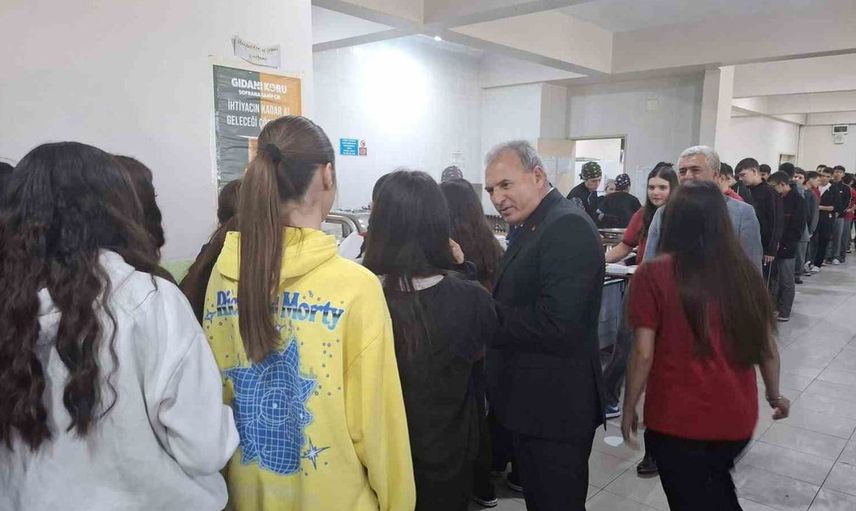 Sarıgöl’de eğitim yöneticileri öğrencilerle birlikte yemek yedi