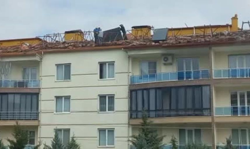 Çatıdaki tehlikeye duyarsız kalan işçiler, güvenlik önlemlerini hiçe saydı