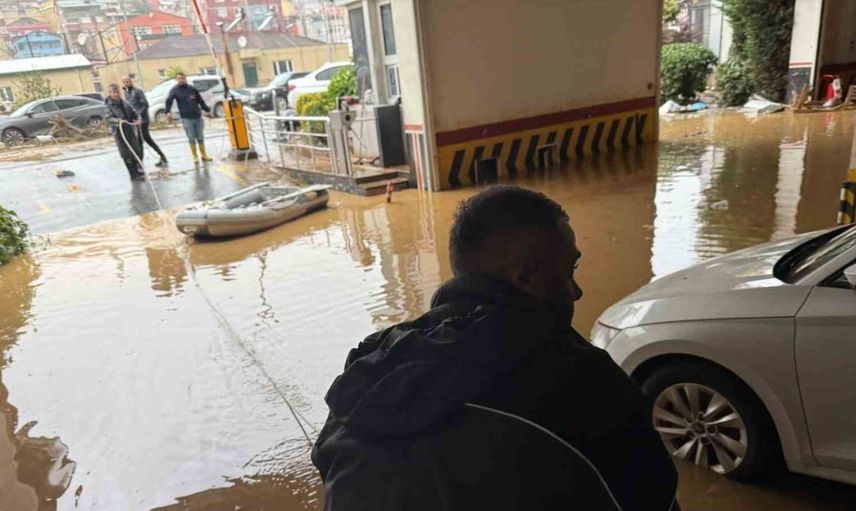 Şiddetli yağmur Ayazağa'da vatandaşları otoparkta mağdur etti