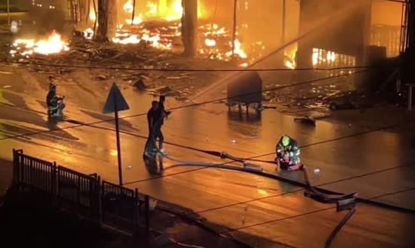 Mersin'de mobilya mağazasında çıkan yangın itfaiye ekiplerini yoğun mesaiye aldı