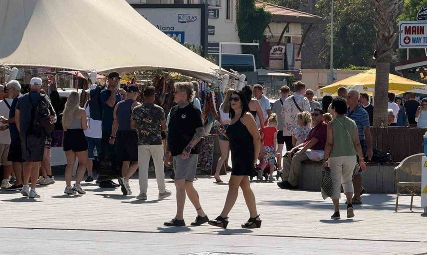 Kuşadası'nda kruvaziyer turizmi canlandı: 11 bin turist limana akın etti