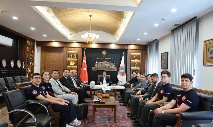 Vali çiçek, dünya şampiyonu göktim kartalair takımını kabul etti