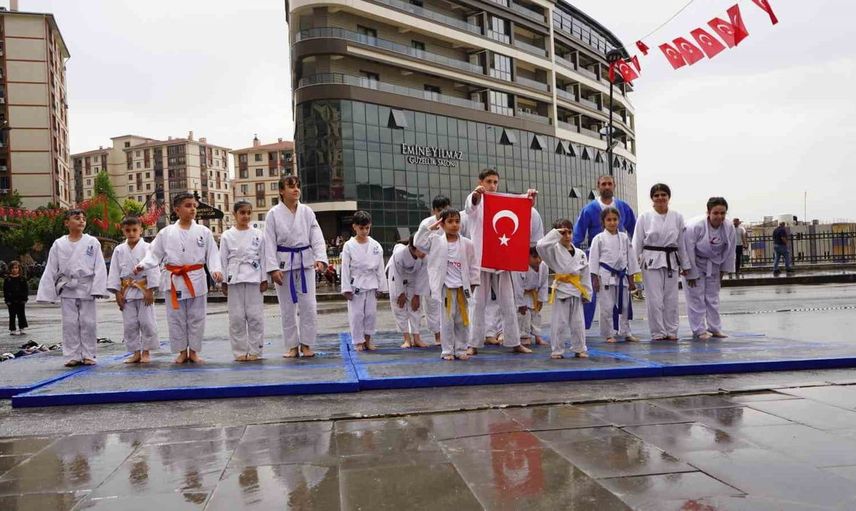 Şırnak'ta 30 Ağustos Zafer Bayramı coşkusu yağmura rağmen devam etti
