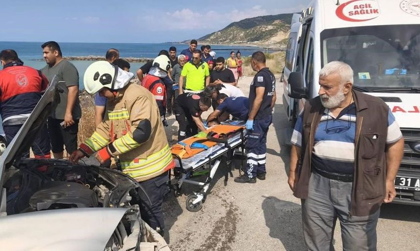 Arsuz'da uçurumdan yuvarlanan otomobilin sürücüsü hastaneye kaldırıldı