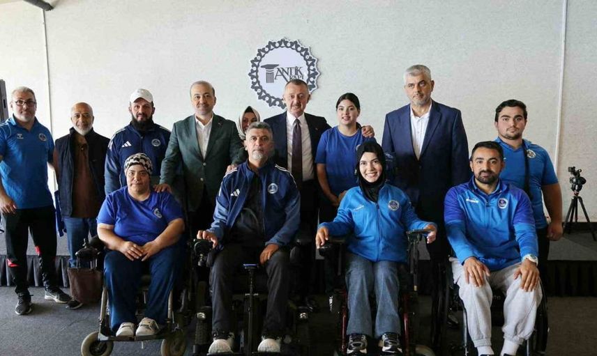 Kocaeli şampiyonları, Tahir Büyükakın'la bir araya geldi