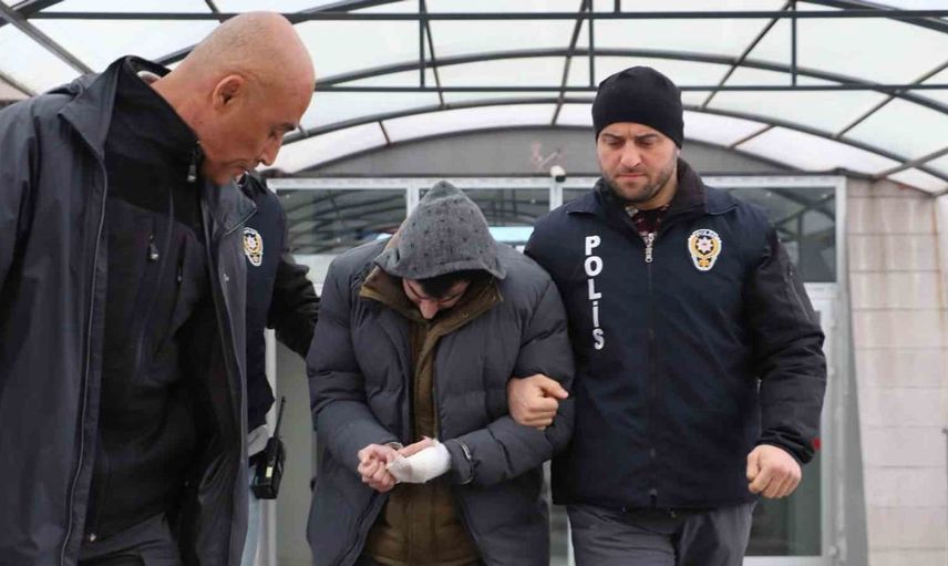 Üvey babasını bıçaklayarak öldüren sanık duruşmada pişmanlığını ifade etti