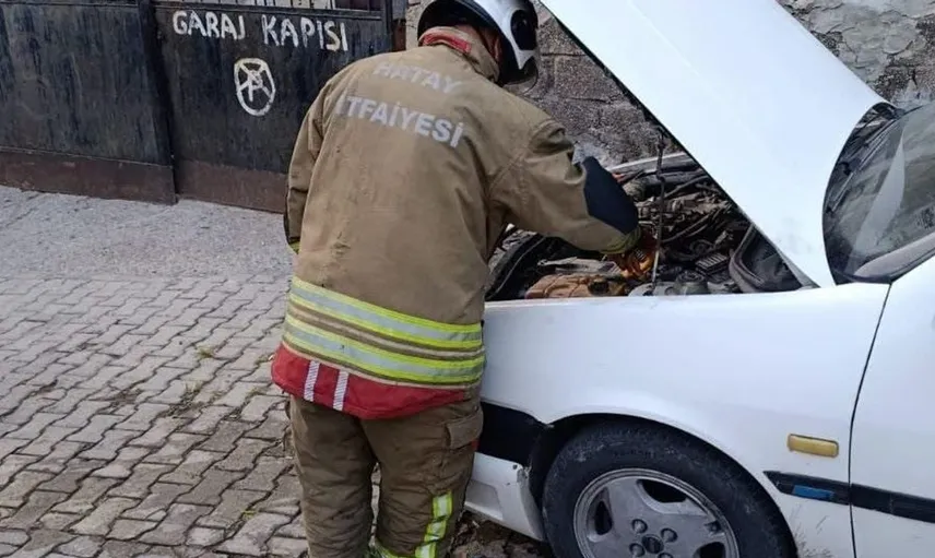 İskenderun'da TOFAŞ marka otomobilde yangın: Ekiplerin müdahalesi zamanında gerçekleşti