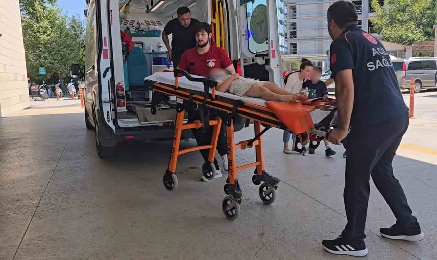 Bursa'da otomobil ile motosiklet çarpıştı: 2'si çocuk 3 yaralı