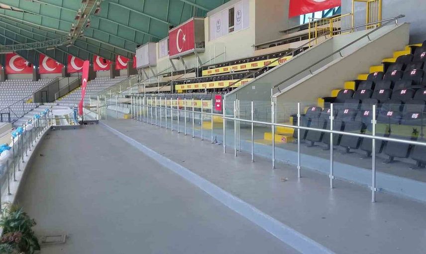 Kazım Karabekir Stadyumu'nda dört tribün tam kapasiteyle açıldı