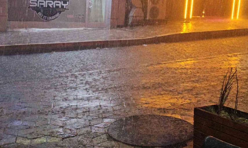 Elazığ'da ani sağanak yağış, caddeleri göle çevirdi