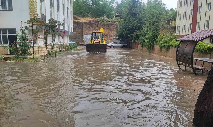 Yozgat'ta sağanak yağışın ardından sel yaşamı olumsuz etkiledi