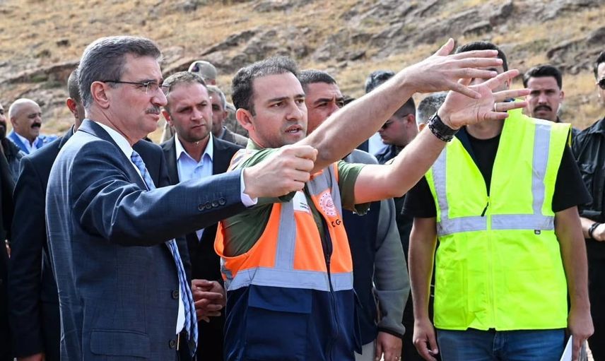 Tekman'da ulaşım güvenliğini artıracak yol çalışmaları devam ediyor