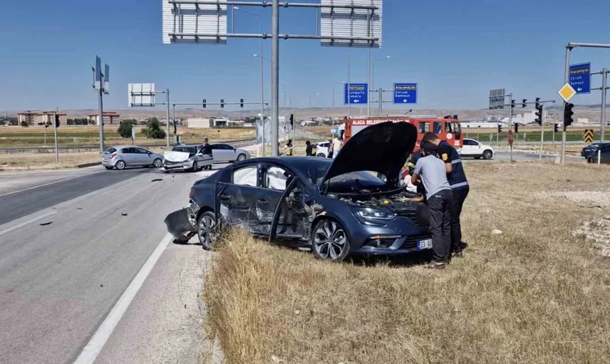 Çorum'da kavşakta otomobil kazası: 5 kişi yaralandı