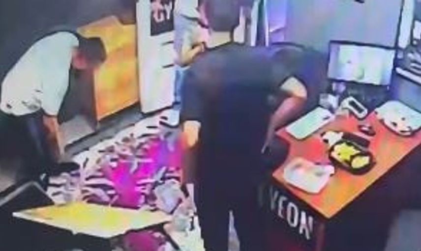 Hopa'da boğulma tehlikesi geçiren çocuğu işletme sahibi kurtardı