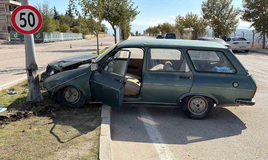 Elazığ'da otomobil direğe çarparak kontrolden çıktı: yaralılar hastaneye kaldırıldı