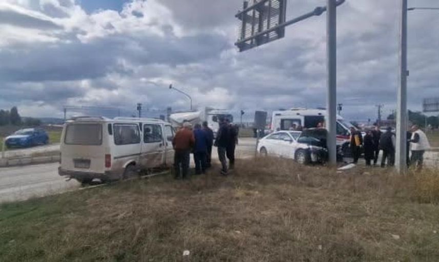 Çorum'da minibüs ve otomobil çarpıştı, 6 kişi yaralandı