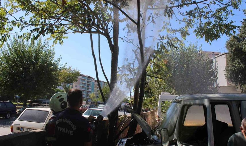 Park halindeki kamyonette çıkan yangın itfaiye tarafından söndürüldü