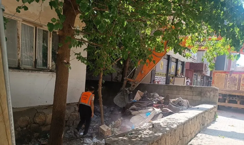Siirt'te çöp evin temizliği tamamlandı: 2 kamyon atık tahliye edildi