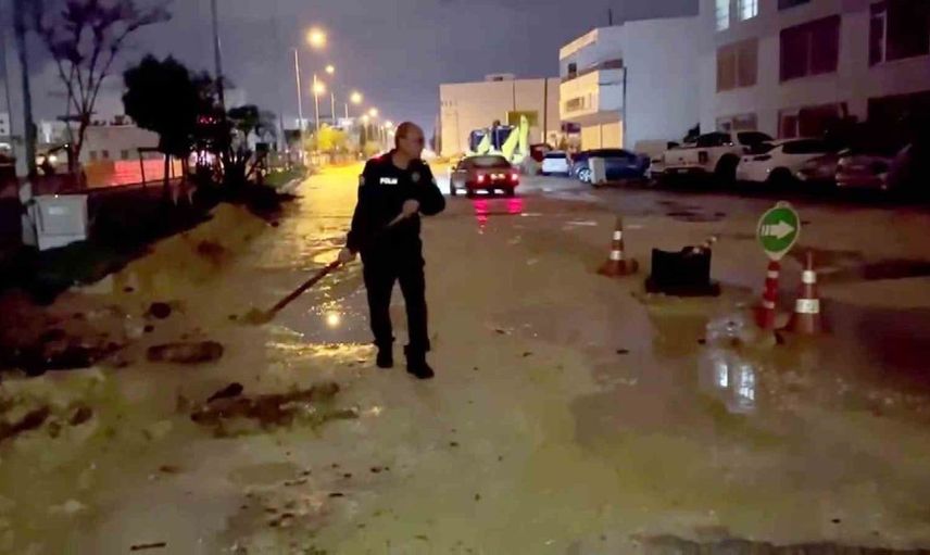 Polis memurları çukurları toprakla doldurarak güvenliği sağladı