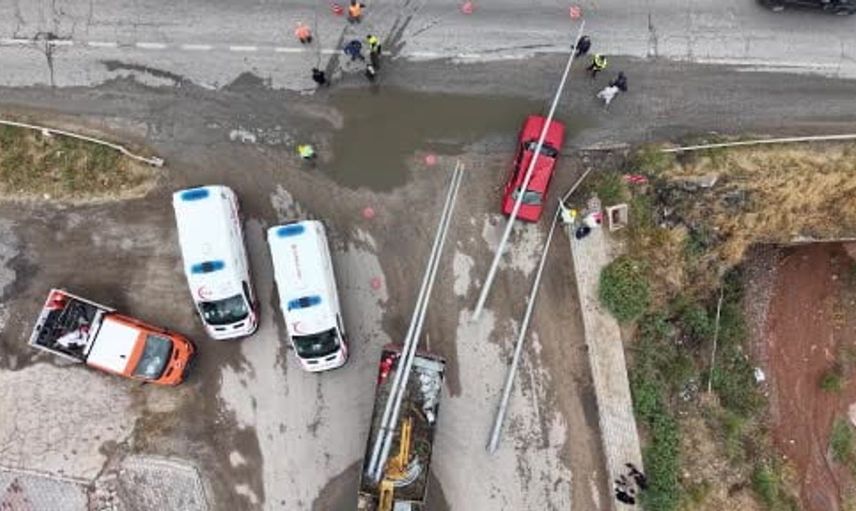 Kırıkkale'de aydınlatma direği Tofaş otomobilin üzerine düştü