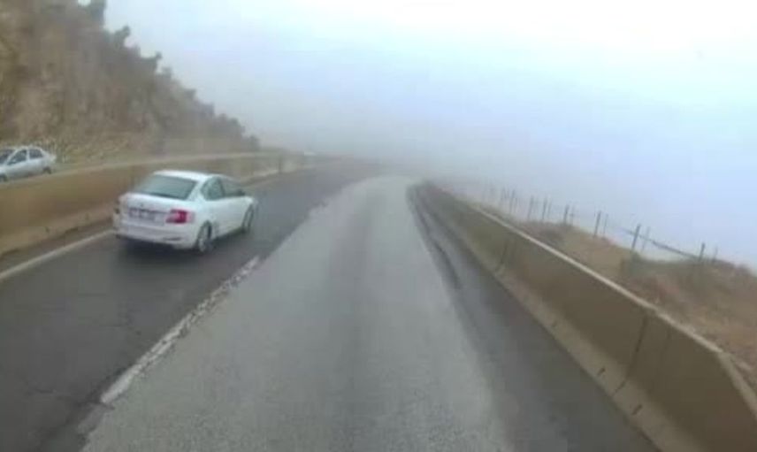 Hatay'da otomobilin refüje çarpması tır sürücüsünü şaşırttı