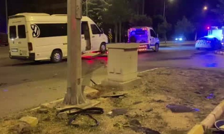 Isparta'da otomobil ve minibüs çarpıştı: 4 kişi yaralandı