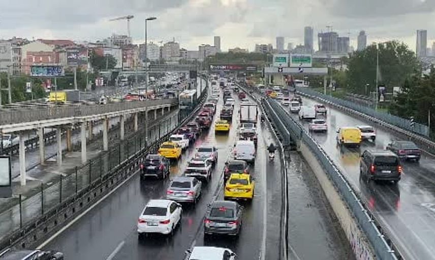 İstanbul'da sağanak yağış trafikte yoğunluğa neden oldu