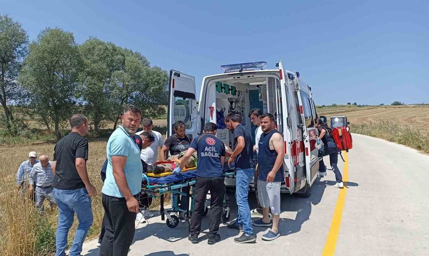 Havza'da buğday yüklü traktör devrildi: Sürücü hastaneye kaldırıldı