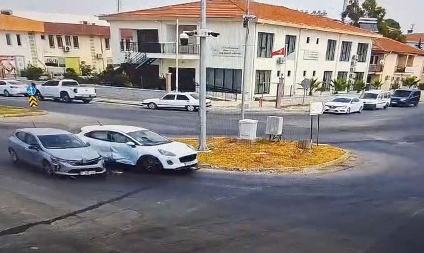 Kavşakta iki otomobil çarpıştı: Bir yaralı, anı güvenlik kamerasında