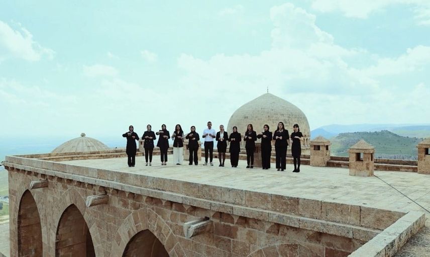 Mardin'de işitme engelliler için özel türküler: 'Sabiha' işaret diliyle söylendi