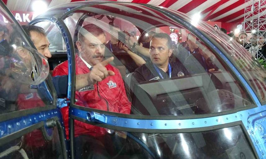 İçişleri bakanı çiftçi simülatörde helikopter uçuşu yaptı