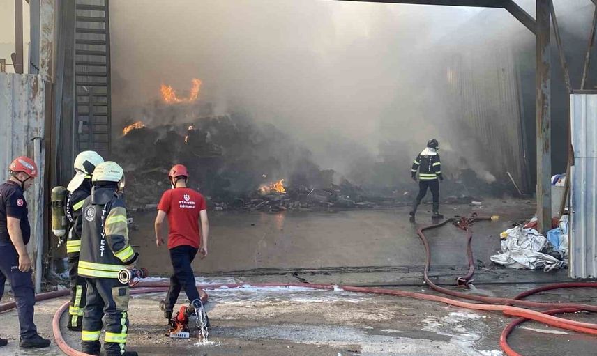 Kocaeli'de geri dönüşüm deposunda yangın çıkmış durumda