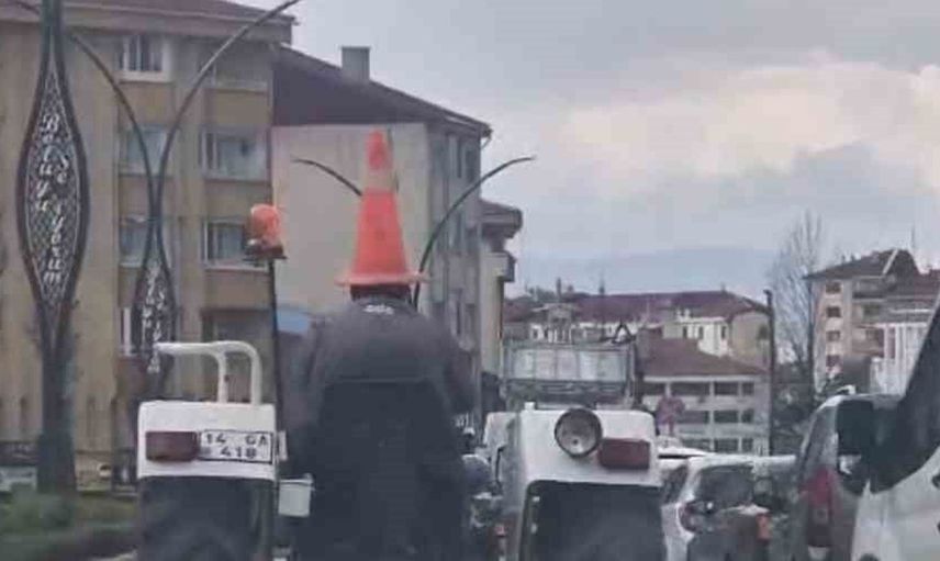 Bolu'da trafikte eğlenceli anlar: Traktör sürücüsü başına duba geçirdi