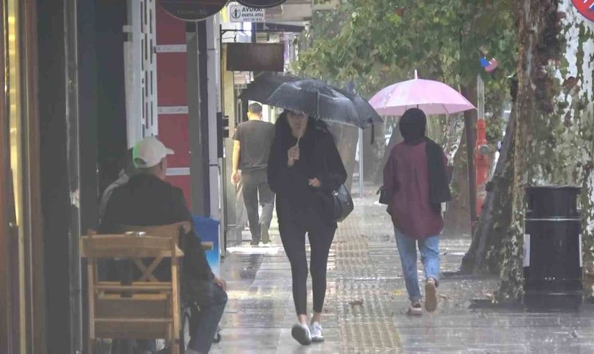 Yalova'da sağanak yağış nedeniyle günlük yaşam olumsuz etkilendi