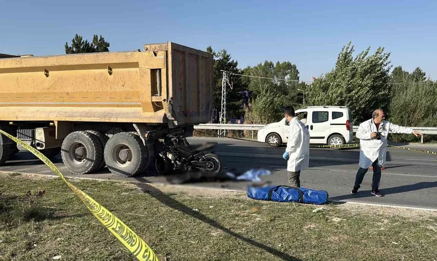 Sivas'ta motosiklet kazasında can kaybı: sürücü kamyona çarparak hayatını kaybetti