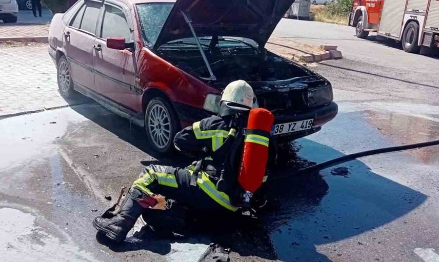 Kayseri'de park halindeki otomobil yangını itfaiye tarafından söndürüldü